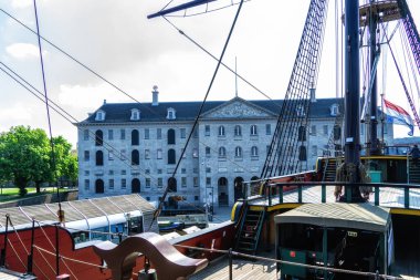 Amsterdam 'daki Ulusal Deniz Müzesi' nde Hollanda Doğu Hindistan Şirketi kargo gemisinin kopyası var.