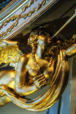 Amsterdam, Hollanda - 23 Nisan 2023: Amsterdam Ulusal Denizcilik Müzesi (Scheepvaartmuseum) yanındaki Hollanda Kraliyet Mavnası. Kraliyet Mavnası 1816 - 1818 yılları arasında Kral Birinci Willem için inşa edildi..