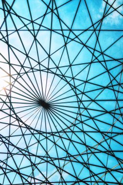 Amsterdam, Hollanda - 23 Nisan 2023: Ulusal Denizcilik Müzesi 'nin (Het Scheepvaartmuseum) iç görünümü (Het Scheepvaartmuseum) cam çatı katmanı tavanı şeffaf mavi gökyüzü ve Hollanda' da beyaz bulutlar.