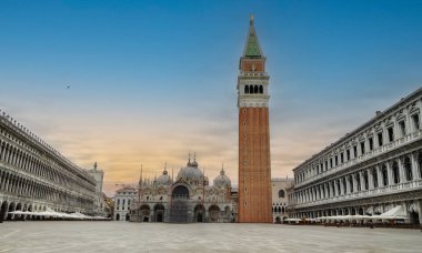 Piazza San Marco, Saint Mark Bazilikası ve Venedik,İtalya'daki St Mark's Campanile (Campanile di San Marco) çan kulesi ile