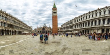 Venedik, İtalya - 10 Haziran 2022: Campanile, Basilika San Marco ve Doge Palace ile San Marco Meydanı. Venedik, İtalya