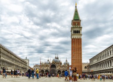 Venedik, İtalya - 10 Haziran 2022: Campanile, Basilika San Marco ve Doge Palace ile San Marco Meydanı. Venedik, İtalya