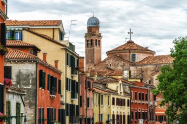 Venedik 'teki sokak mimarisi pencereleri. Mimarlık. Tahta kapı ve pencereler, Venedik 'te dış bina, dış tasarım.