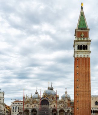 Piazza San Marco, Saint Mark Bazilikası ve Venedik,İtalya'daki St Mark's Campanile (Campanile di San Marco) çan kulesi ile
