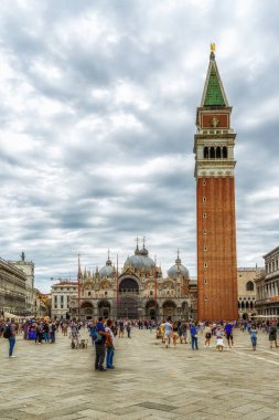 Venedik, İtalya - 10 Haziran 2022: Campanile, Basilika San Marco ve Doge Palace ile San Marco Meydanı. Venedik, İtalya