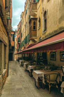 İtalya, Venedik 'te boş restoran masaları