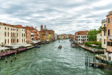 Büyük Kanal 'daki resimli eski binalar, Venedik, İtalya' daki gondollar ve tekneler.
