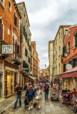 Venedik, İtalya - 10 Haziran 2022: İnsanlar İtalya 'nın Venedik kentindeki tarihi binaların yakınına gidiyorlar.