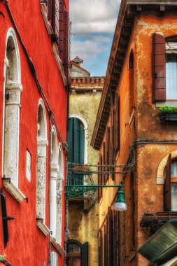 Venedik 'te dar bir sokak, İtalya.