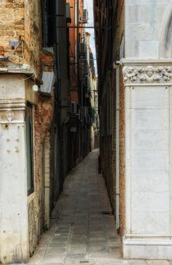 Venedik 'te dar bir sokak, İtalya.