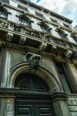 Taş kapı girişinin üstündeki heykel, Venedik, İtalya