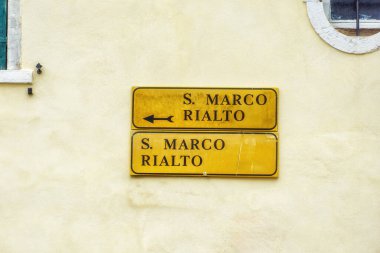 Venedik duvarı Rialto ve San Marco, Venedik İtalya 'ya oklarla yön işaretleri koymuştu.