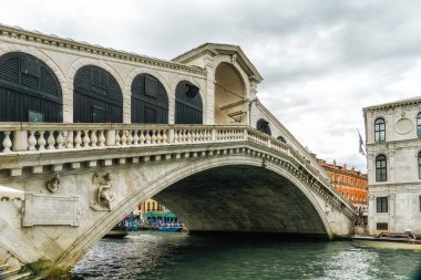İtalya, Venedik 'teki Büyük Kanal' da Rialto Köprüsü manzarası
