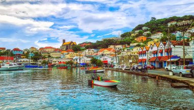 St Georges 'da bir liman. Arkasındaki Grenada, Batı Hint Adaları' nda Lekesiz gebelik Katedrali.