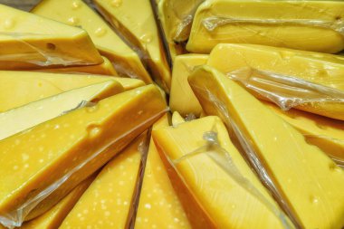 Hollanda 'da satılık sarı Hollanda peyniri