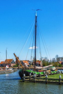 Hollanda, Hollanda 'daki Marken köyünde geleneksel bir balıkçı teknesi iskeleye yanaşıyor.