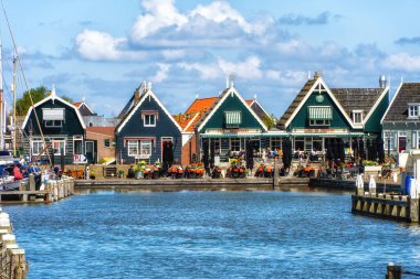 Marken, Hollanda - 26 Nisan 2022: Kuzey Hollanda 'daki küçük geleneksel liman köyü ve Marken Adası' ndaki kafeler ve restoranlar