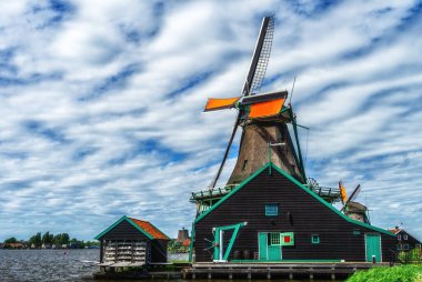 Hollanda 'nın Zaanse Schans, Hollanda' da tarihi ahşap yel değirmenleri
