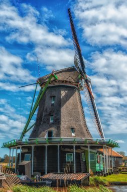 Zaandam 'daki Zaanse Schans' da geleneksel Hollanda eski ahşap yel değirmeni. Hollanda 'da..