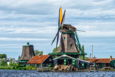 Tahta bir rüzgar değirmeni, Zaanse Schans Kuzey Hollanda Zaanstad belediyesine bağlı Zaandijk yakınlarında bir köy, Hollanda