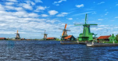 Zaanse Schans, Hollanda 'daki Zaan nehrinin renkli tarihi rüzgar değirmenleri