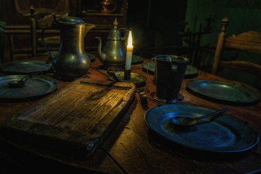 Antika bir masanın üzerinde tipik bir antika masa seti.