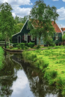 Hollanda 'nın Zaan Nehri üzerindeki Zaanse Schans Tarihi Köyü' ndeki Kanal 'ın geleneksel Evleri' nin resimli görüntüsü