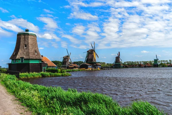 Kuzey Hollanda 'daki ünlü Zaanse Schans' taki tarihi yel değirmenleri, güneşli bir yaz gününde, değirmenler ulusal miras olarak listelenmiştir, Zaanse Schans Hollanda 'nın en popüler turistik merkezlerinden biridir.