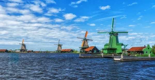 Zaanse Schans, Hollanda 'daki Zaan nehrinin renkli tarihi rüzgar değirmenleri