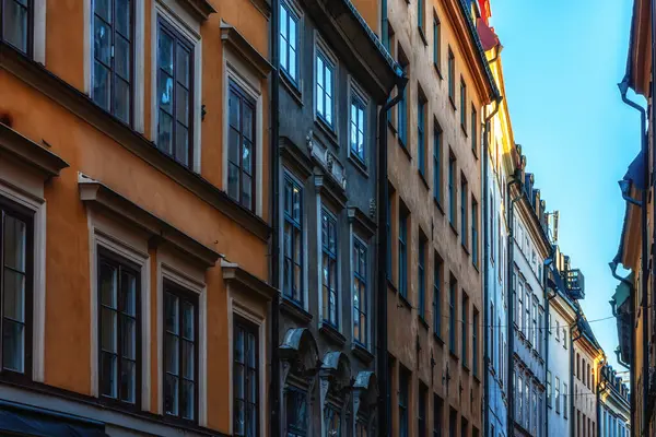 Stockholm, Gamla Stan 'deki renkli binalar. İsveç 'in göbeğindeki ünlü turistik ilgi dergilerde, tur rehberlerinde ve broşürlerde görülebilir.