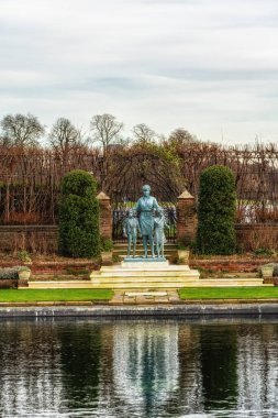 Londra 'daki Kensington Sarayı' nın batık bahçesindeki Prenses Diana anıtı.