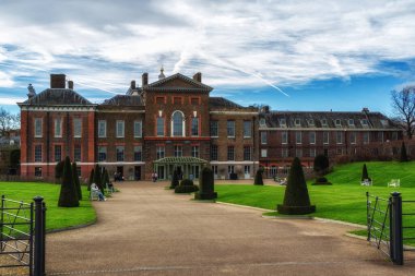 Londra, İngiltere 'deki muhteşem Kensington Sarayı manzarası