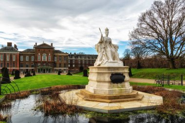 Londra, İngiltere 'deki Kensington Sarayı ve Kraliçe Victoria anıtı