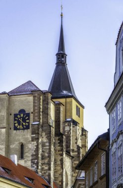 Prag 'ın eski şehir mimari binalarının mavi gökyüzü ve bulutları.