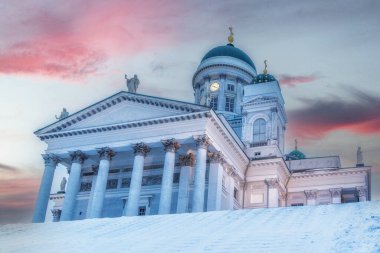 Soğuk bir kış gününde Helsinki Katedrali Tuomiokirkko, Finlandiya