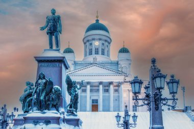 II. Alexander Heykeli, Rusya İmparatoru, Helsinki Lutheran Katedrali önünde, Helsinki, Finlandiya