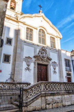 18. yüzyıl Barok Kilisesi Marangoz Aziz Joseph Kilisesi 'nin önünde Patrik Aziz Joseph' in madalyonu ile Lizbon, Portekiz 'de