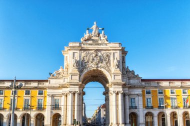 Rua Augusta Kemer ve Ticaret Meydanı Lizbon, Portekiz 'de akşam mavi saatinde; Latince metin 