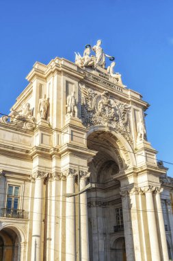 Rua Augusta Kemer ve Ticaret Meydanı Lizbon, Portekiz 'de akşam mavi saatinde; Latince metin 