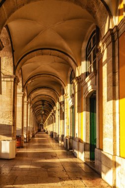 Placa do Comercio, Lizbon, Portekiz 'deki tarihi binanın önü kapalı.