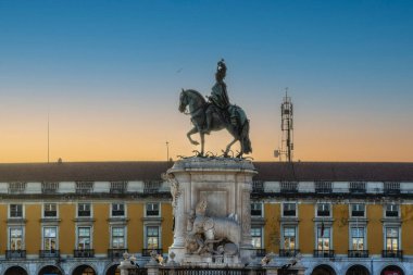 Estatua de D. Jose I: Lizbon 'daki Kral I. Jose do Comercio' nun muhteşem heykeli, şehir tarihi ve krallığını sembolize ediyor, Lizbon, Portekiz