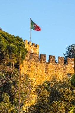 Lizbon 'daki Aziz George Kalesi' nde (Castelo de San Jorge) Portekiz bayrağı