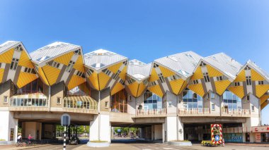Rotterdam, Hollanda 'daki sarı kübik evler. Rotterdam 'daki 