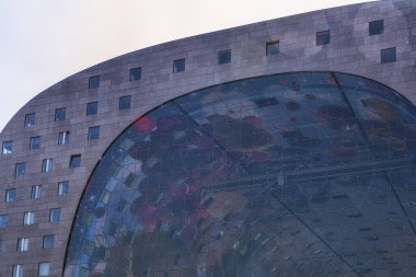 Rotterdam, Güney Hollanda, Hollanda - 4 Haziran 2022: Şehir merkezindeki ünlü bir bina olan Pazar Salonu 'nun ön cephesi.