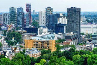 Rotterdam, Hollanda. Yağmurlu havada yaz şehrinin manzarası. Bulutlar. Hava görünümü