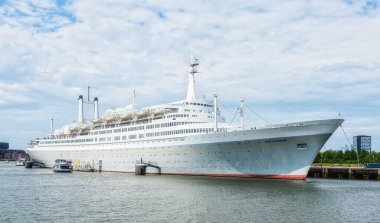 Rotterdam şehir merkezindeki SS Rotterdam klasik yolcu gemisi, ilk sefer 1959 yılında Rotterdam 'dan New York' a yapıldı.