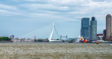 Rotterdam 'ın Nieuwe Maas bankasından Wilhelminapier' e, Kop van Zuid. Kop van Zuid, 1993 yılından beri eski liman bölgesinde geliştirilen yeni bir bölge..
