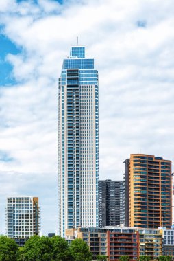 Pencereleri ve balkonları olan modern apartman binası cephesi. Rotterdam (modren mimarisi ile ünlüdür), Hollanda