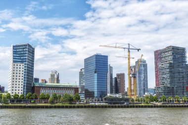 Pencereleri ve balkonları olan modern apartman binası cephesi. Rotterdam (modren mimarisi ile ünlüdür), Hollanda