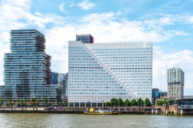 Rotterdam, Hollanda 'daki Modern Mimarlık üzerine nehir manzarası